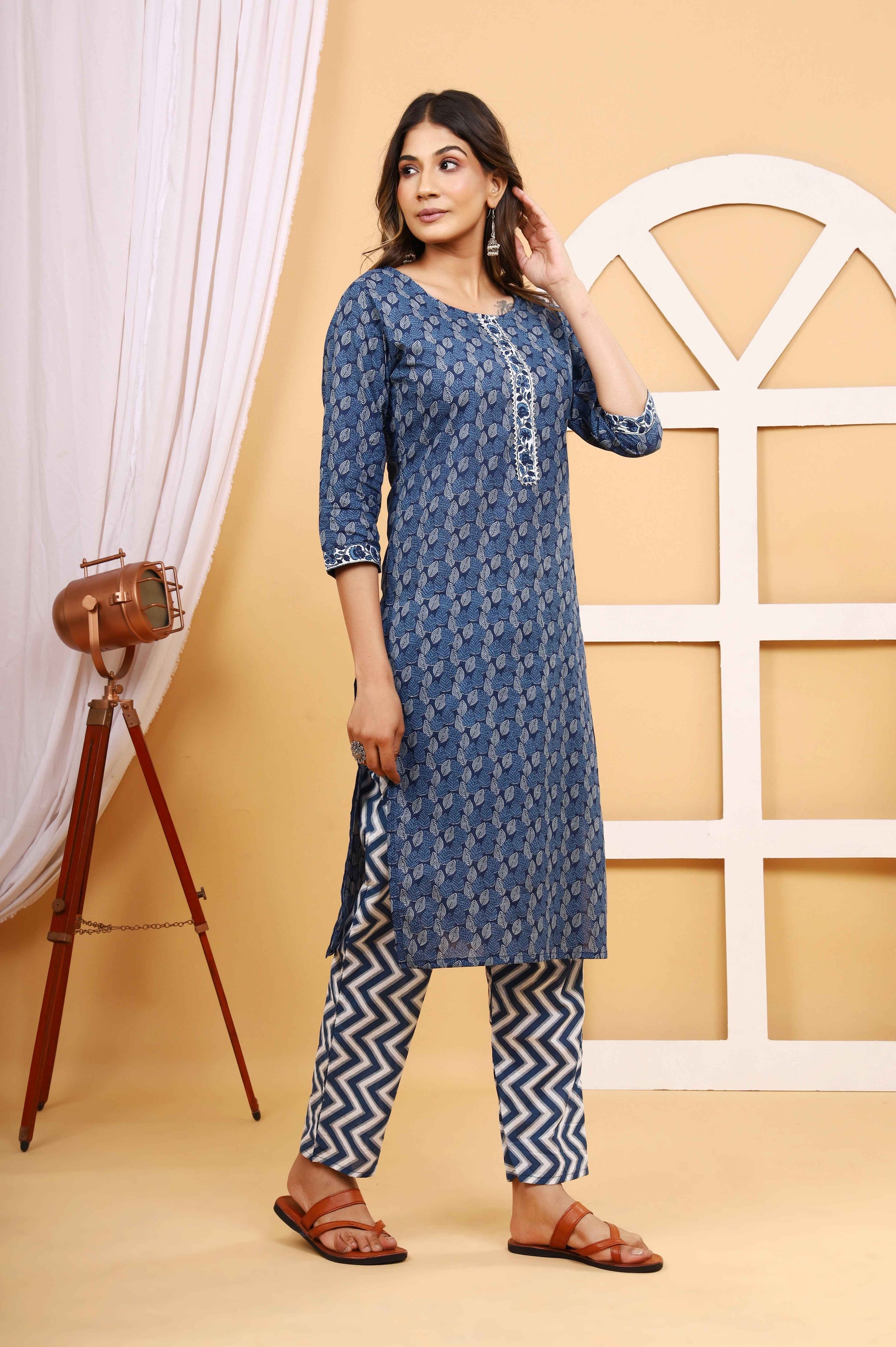 Srishti Textile Blue Kalamkari Kurti for Elegant Style Kurti blue-kalamkari-kurti-side-view-with-pants