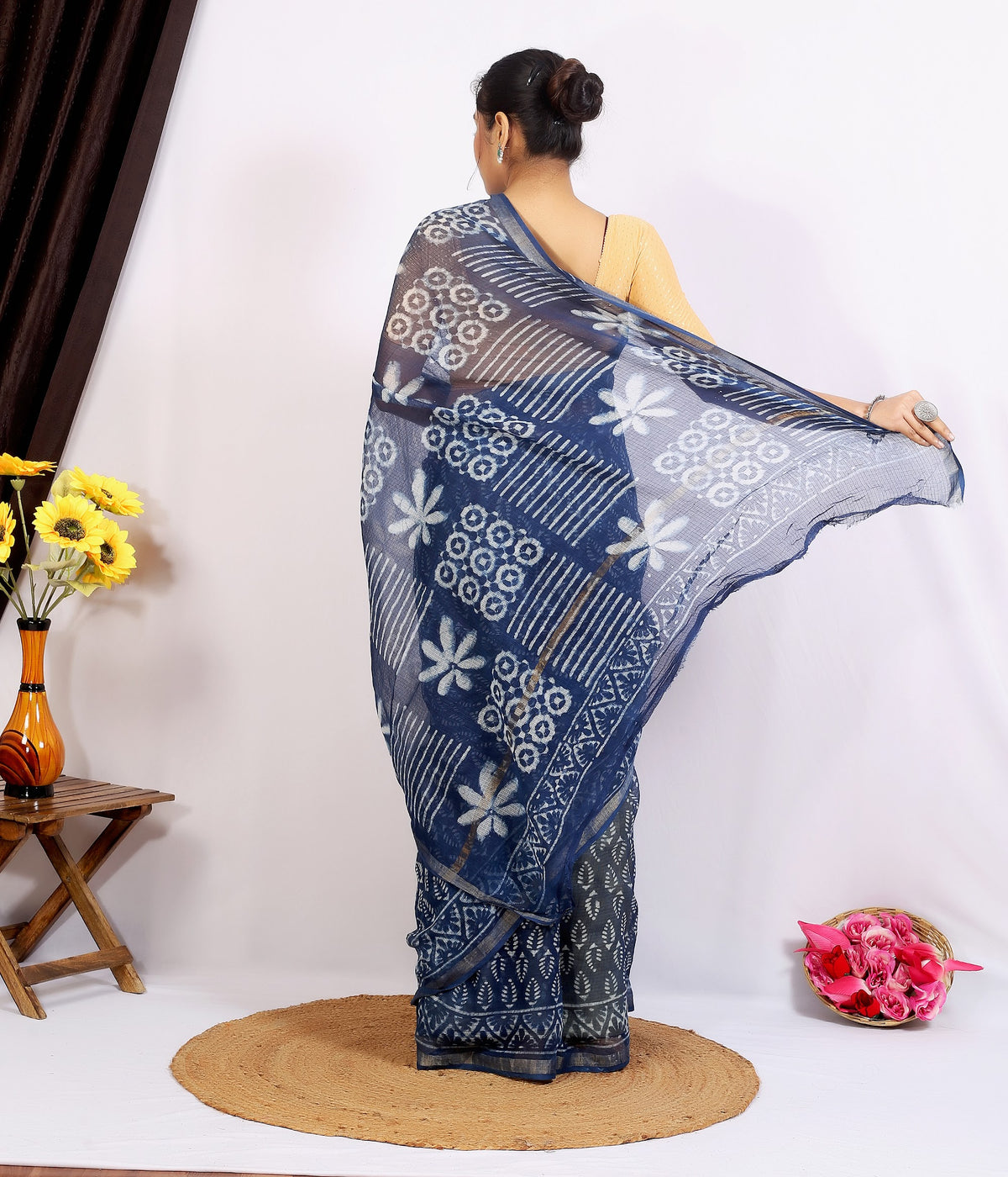 Indigo Floral Dabu Kota Doria dabu hand block print saree with blouse – indigo blue – wholesale Jaipur – view 4