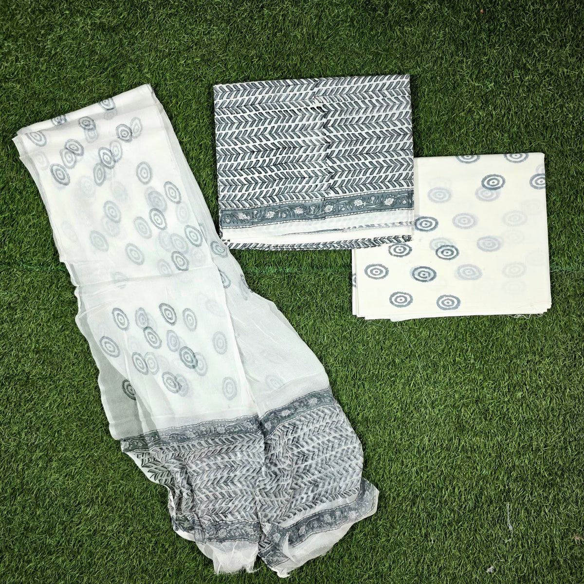 Gulnaar Grey Chevron Ivory Hand Block Print Cotton Suit with Chiffon Dupatta – Unstitched 3 Piece Suit Material 1epbl5dsXfvLo10_1yAcY96Ff_aZa2Da1_w2000