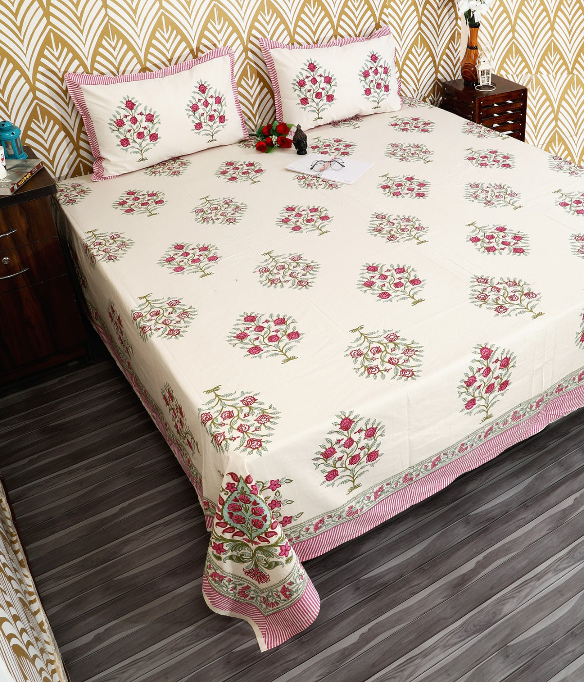 Prakriti Yuvraj Pink Border Rose Bouquet Pure Cotton King Size Bedsheet 108x108 with 2 Pillow Covers Bedsheet 1zVPluZBdl7uwULpeqh6xtmY2cqzdrLYd_w2000