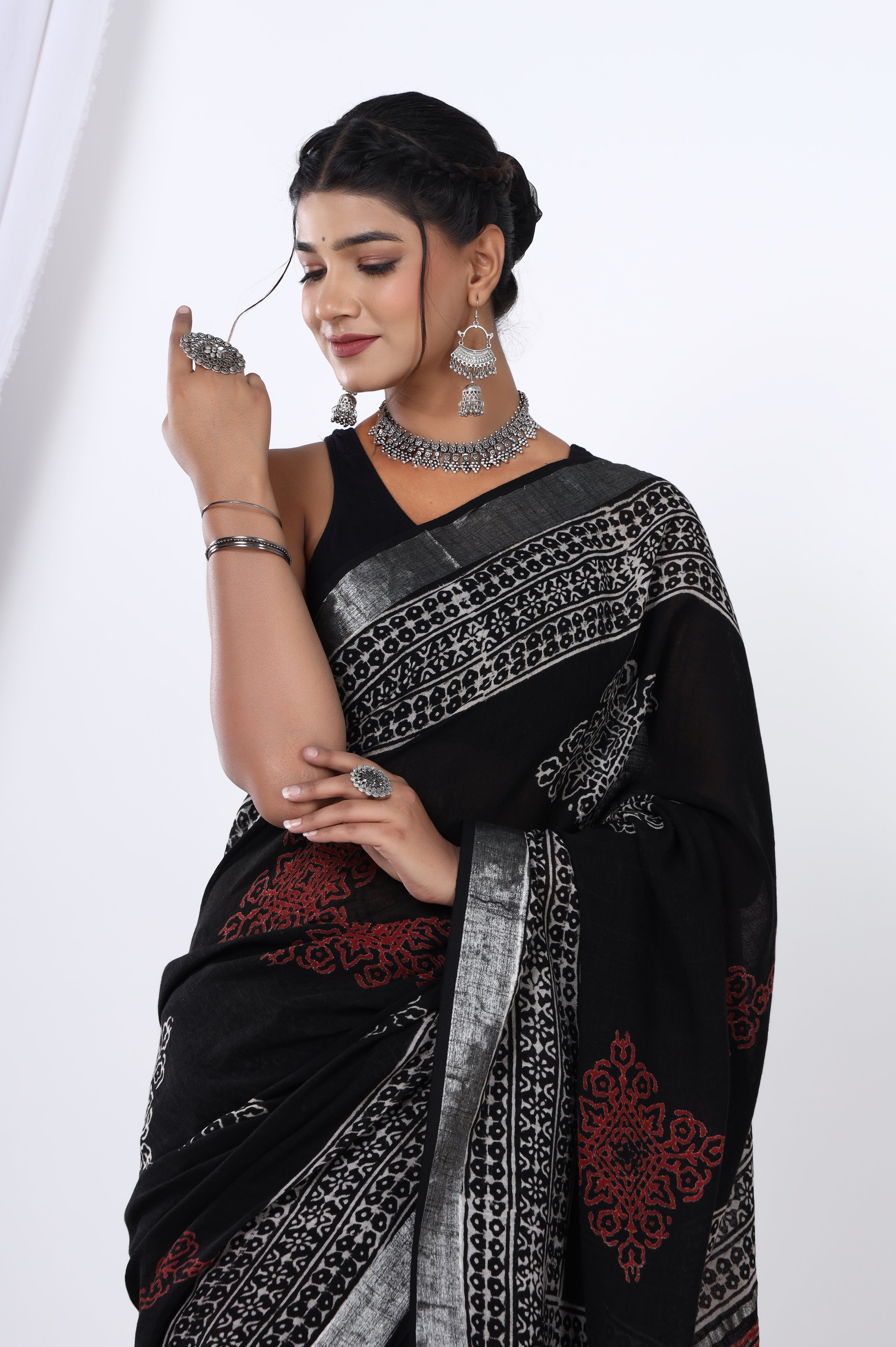 Monochrome Magic: Hand Block Boota Printed Jaipuri Saree