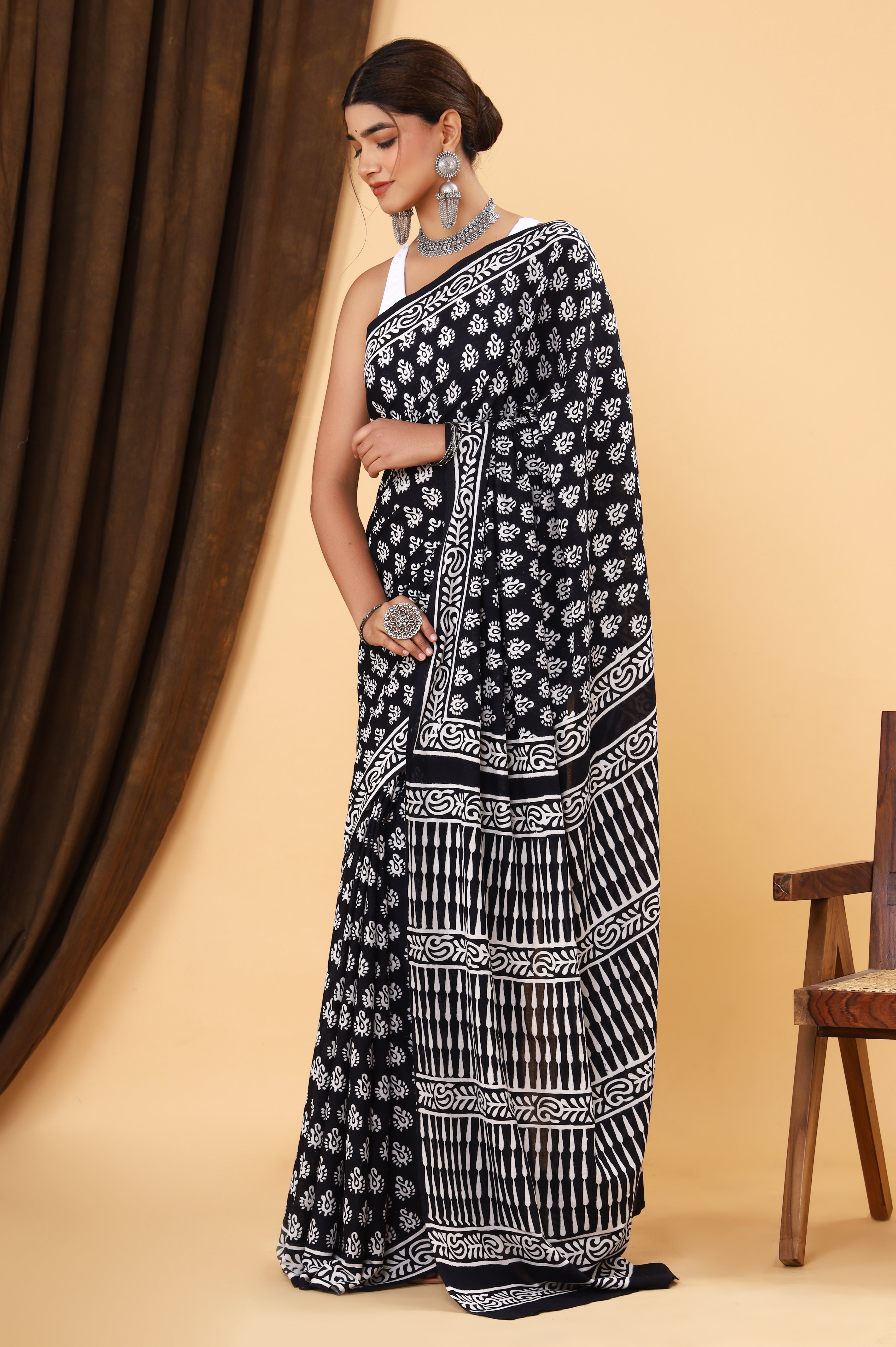 Monochrome Elegance: Black and White Booti Print Cotton Mulmul Saree