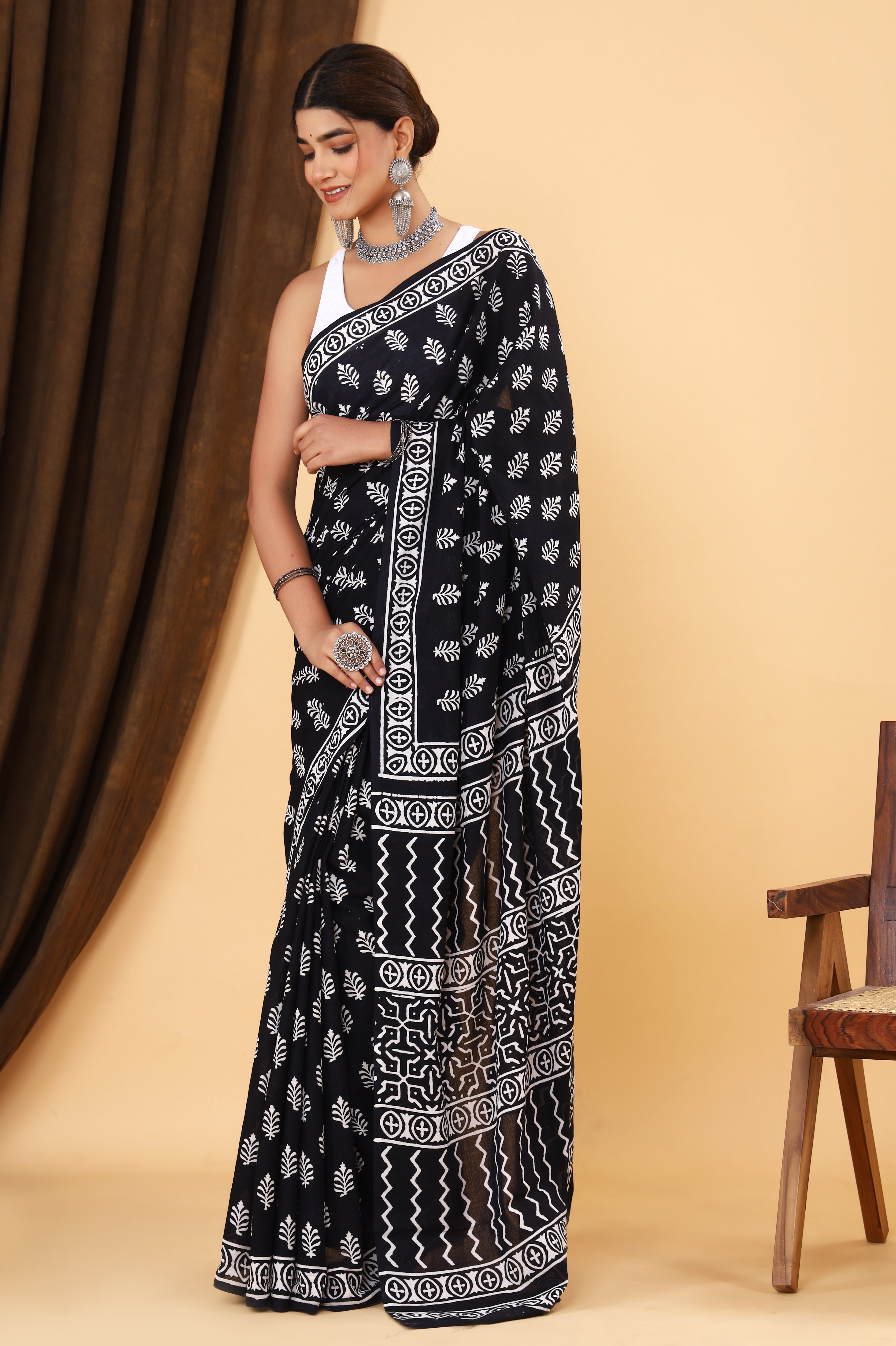 Monochrome Majesty: Black and White Booti Print Cotton Mulmul Saree