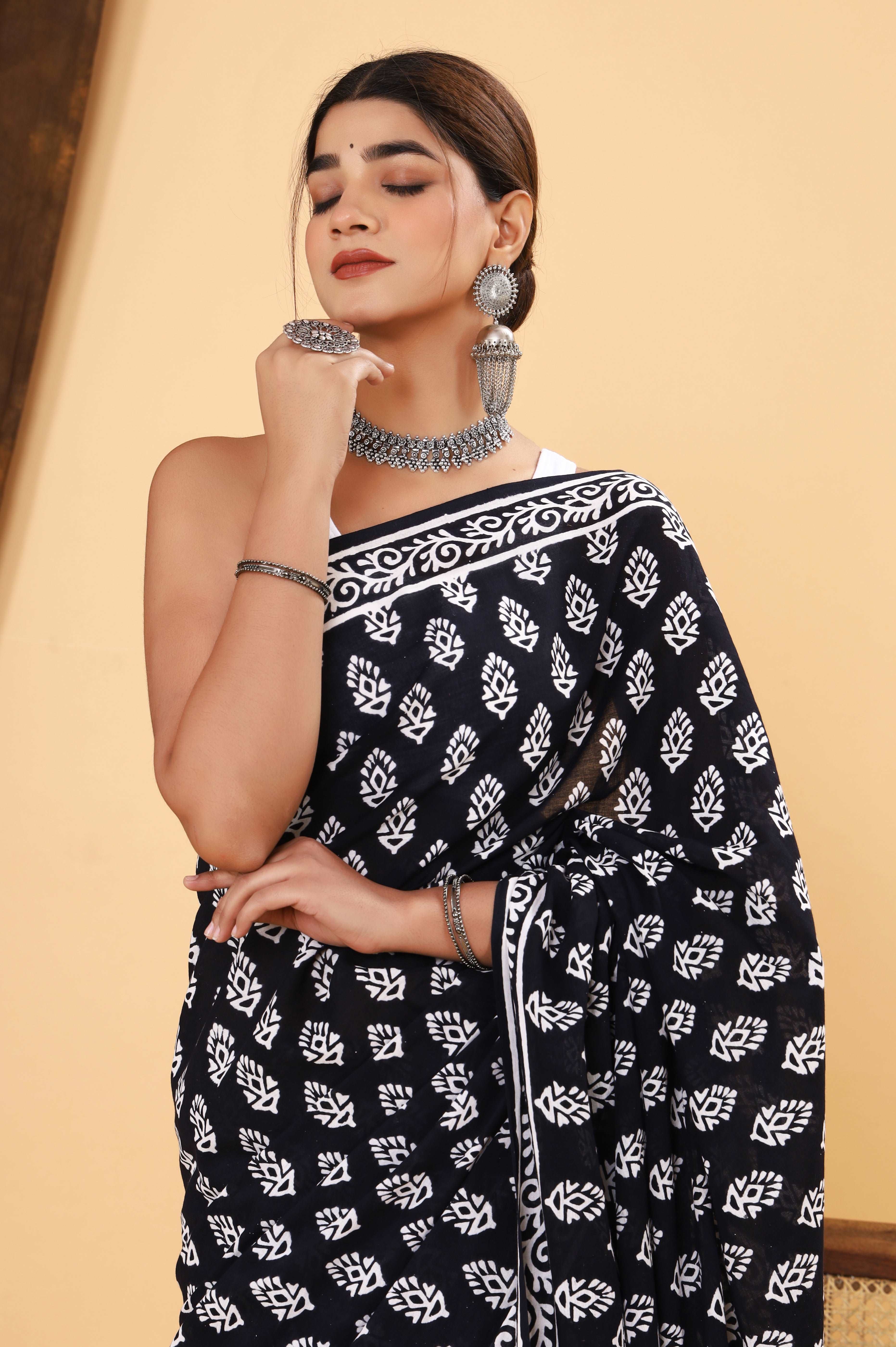 Artisanal Charm: Black & White Booti Print Cotton Mulmul Saree