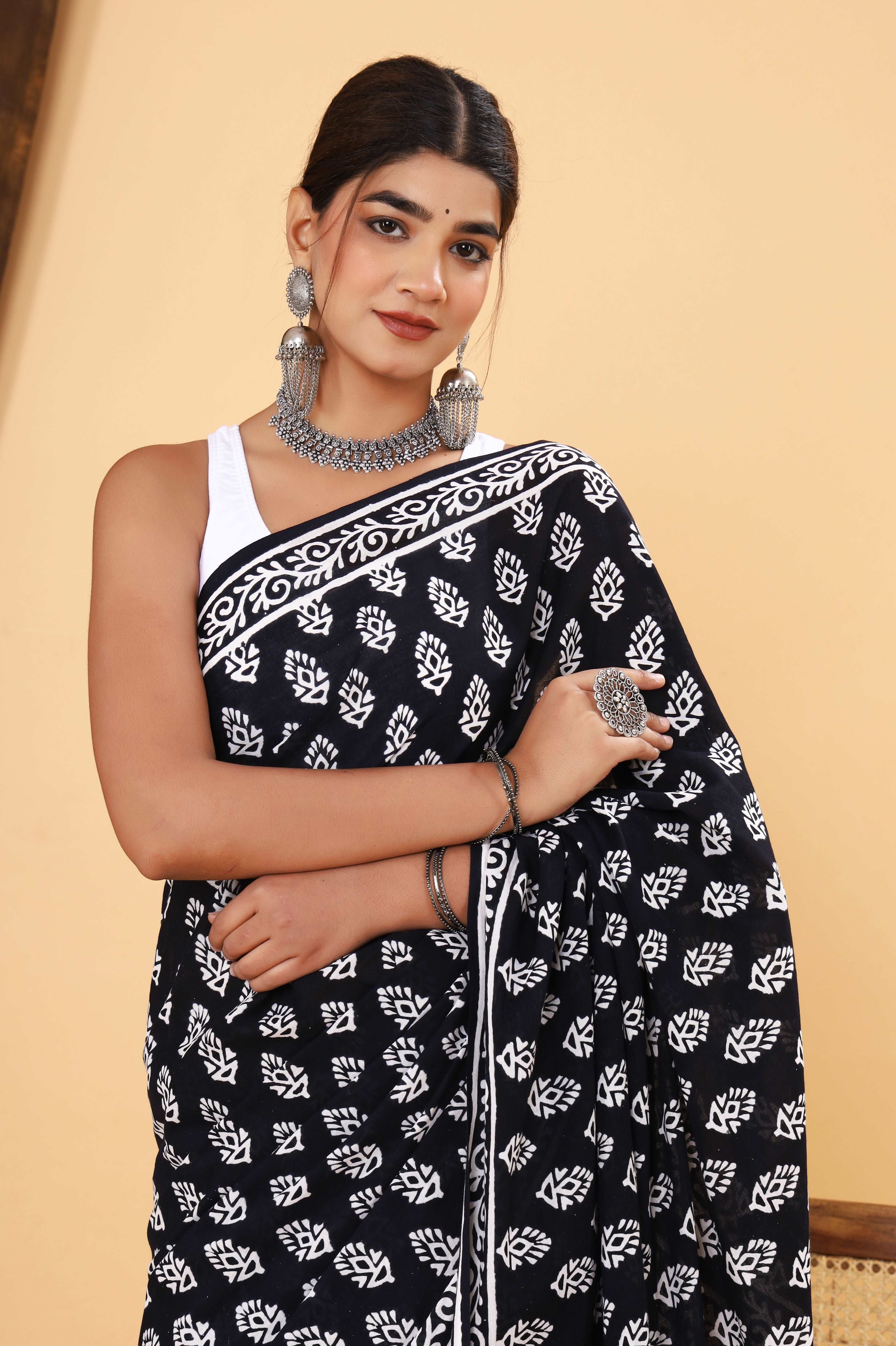 Artisanal Charm: Black & White Booti Print Cotton Mulmul Saree