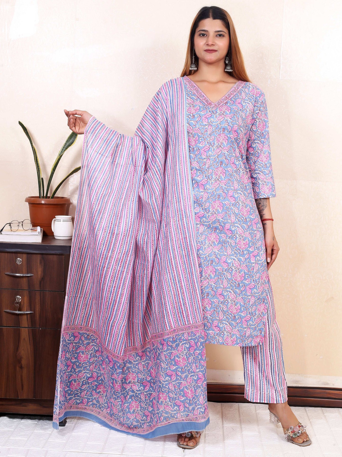 Srishti Textile Handblock Printed Kurti with Dupatta Kurti handblock-printed-kurti-with-dupatta-navy-background-_3