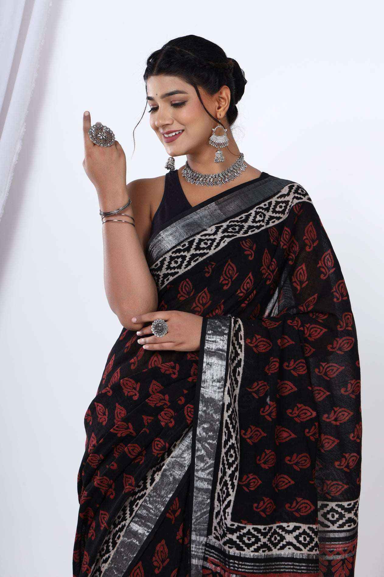 Srishti Textile Linen Monochrome Saree - Elegant Design Saree linen-monochrome-saree-black-red-floral-pattern-5